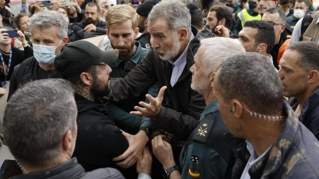 Felipe VI charla con vecinos en Paiporta (Valencia).