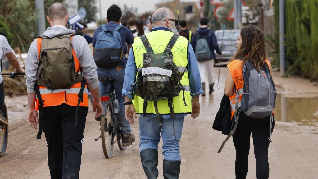 Voluntarios en Paiporta (Valencia) / ANA ESCOBAR - EFE