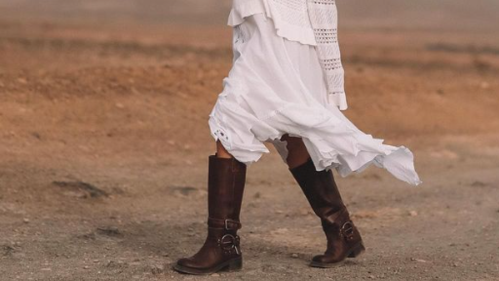 Dulceida con unas botas de moda de su colección.