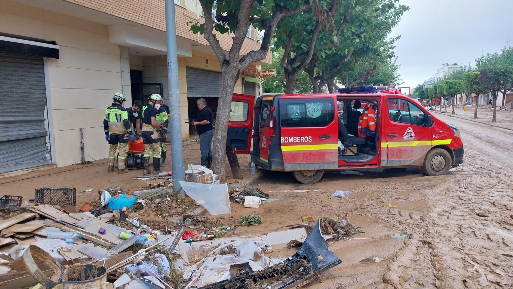 Bomberos de Vitoria luchando contra la DANA en Valencia.