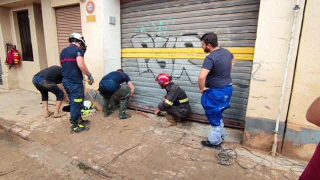 Bomberos vascos trabajando en Valencia.