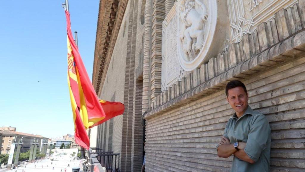 Ander Herrera posa en el Ayuntamiento de Zaragoza.