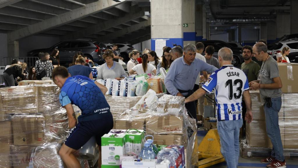 Voluntarios ayudan este martes a seleccionar toneladas de ayuda y alimentos para los damnificados por la dana recogidos en el estadio Reale Arena.