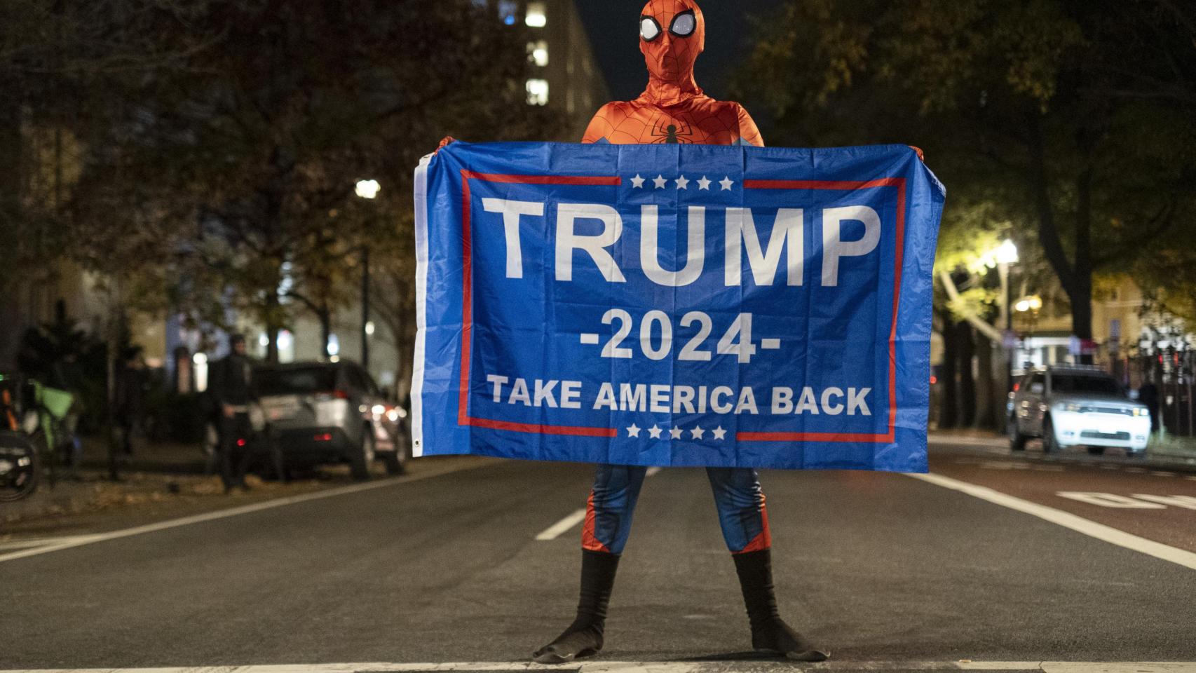 Un partidario de Trump vestido con un disfraz de Spider Man apoyando a Trump en una carretera cerca de la Casa Blanca