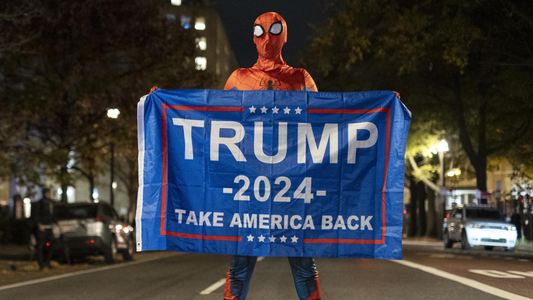 Un partidario de Trump vestido con un disfraz de Spider Man apoyando a Trump en una carretera cerca de la Casa Blanca