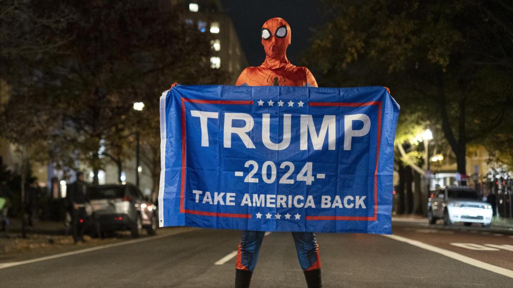 Un partidario de Trump vestido con un disfraz de Spider Man apoyando a Trump en una carretera cerca de la Casa Blanca