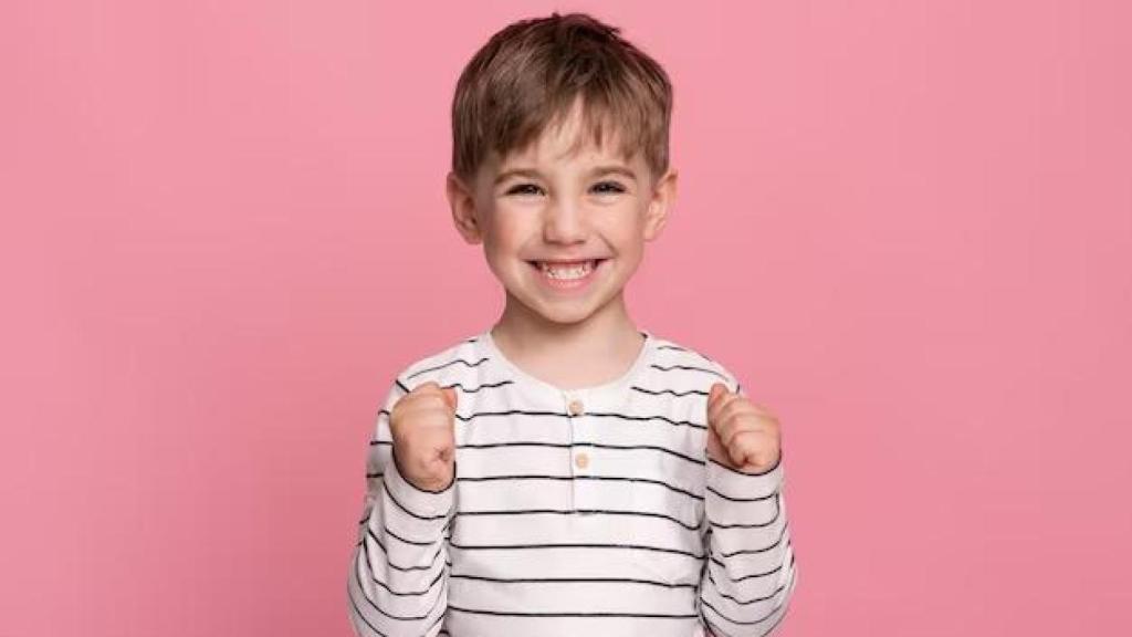 Un niño sonriendo.