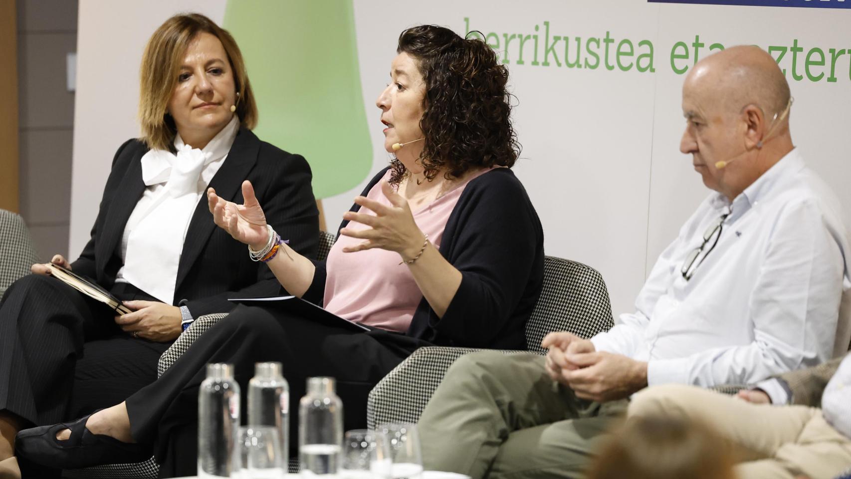 Tamara Yagüe, de Confebask, junto a Loli García (CCOO) y Raúl Arza (UGT) / EFE