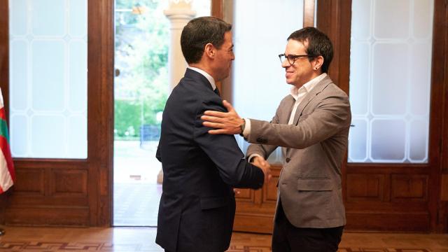 El lehendakari, Imanol Pradales, recibe al portavoz parlamentario de Bildu, Pello Otxandiano, en el mes de julio en Ajuria Enea / CARLOS GONZÁLEZ - EP