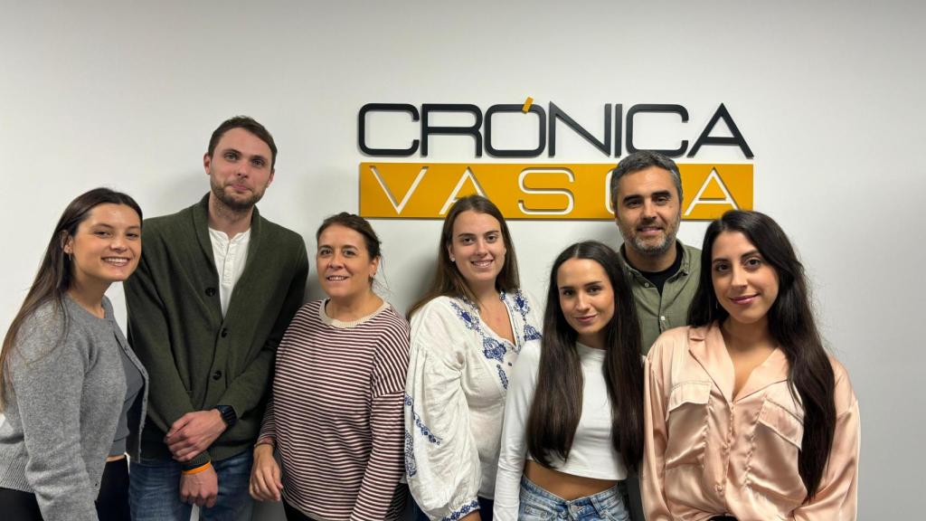 Equipo de Crónica Vasca en la redacción