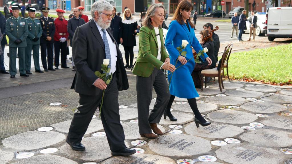 El director del Centro Memorial Florencio Dominguez, la delegada del Gobierno María Soledad Garmendia Beloqui (c) y la alcaldesa de Vitoria Maider Etxebarria (d)