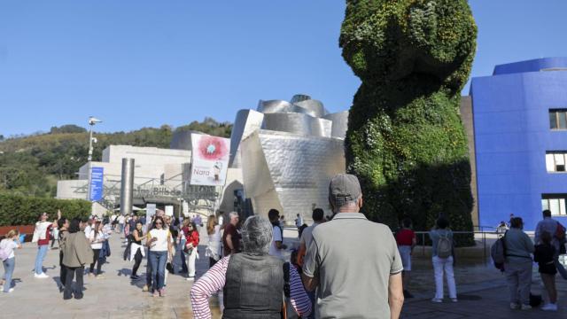 Personas haciendo turismo en Bilbao / EFE