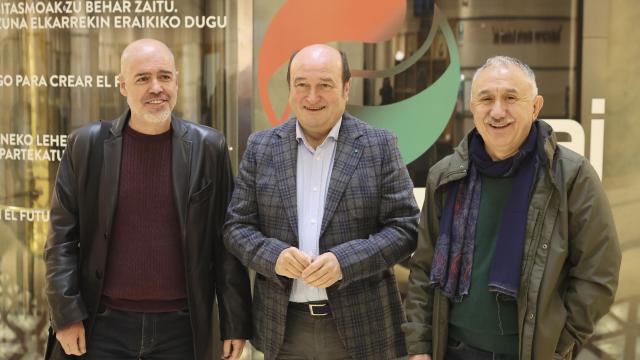 Los secretarios generales de UGT y CCOO, Pepe Álvarez y Unai Sordo, respectivamente, junto al presidente del PNV, Andoni Ortuzar / LUIS TEJIDO - EFE