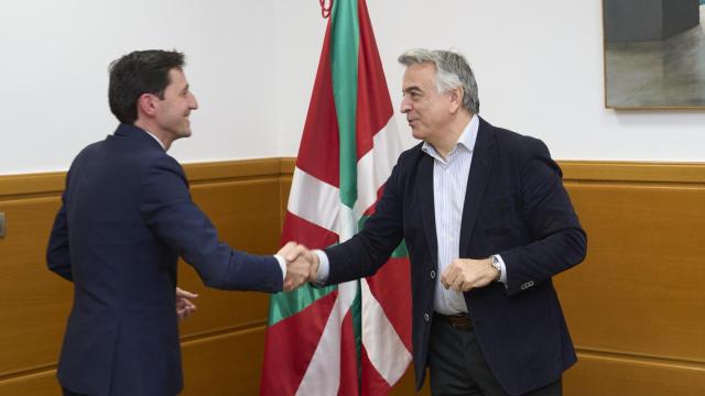 El consejero de Hacienda y Finanzas, Noël d´Anjou, saluda al presidente del PP vasco, Javier de Andrés / ADRIÁN RUIZ HIERRO - EFE