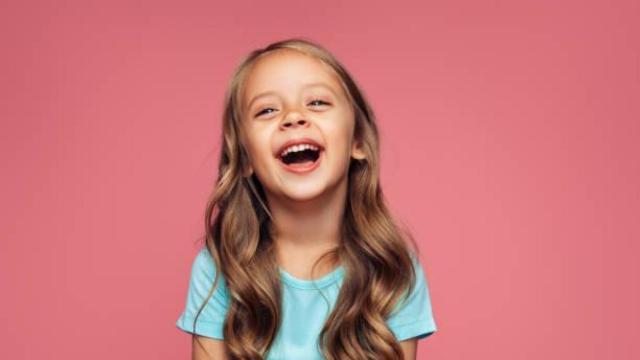 Una niña sonriendo.