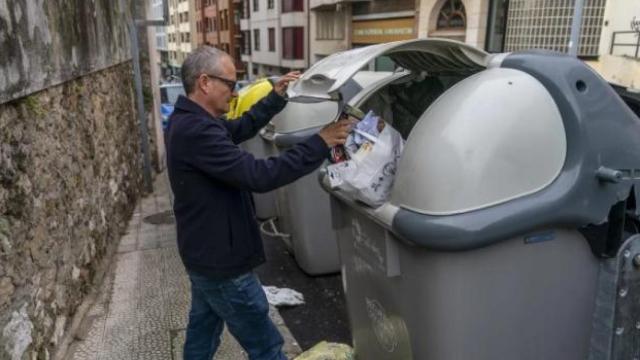 Ciudadano tirando basura / EFE