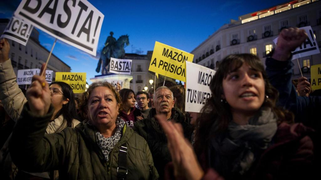 Varias personas con carteles durante una concentración en solidaridad con Valencia por el paso de la DANA