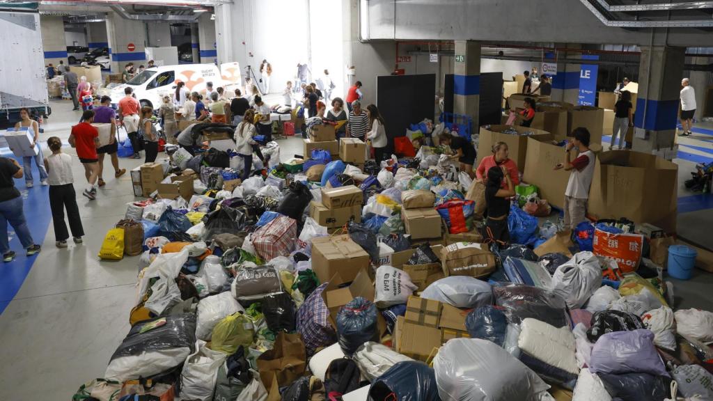 Voluntarios ayudan a seleccionar toneladas de alimentos y otros productos para los damnificados por la DANA recogidos en el estadio Reale Arena / JUAN HERRERO - EFE