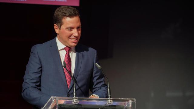 Iñigo Juez, presidente de Ajebask, durante un homenaje de Ajebask Euskadi al presidente de la CEOE, Antonio Garamendi