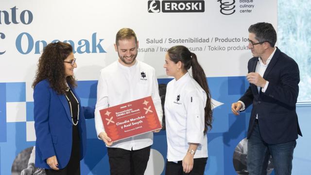 El director del BCC, Joxe Mari Aizega (d), y la directora general de Eroski, Rosa Carabel (i), posan junto unos de los galardonados.