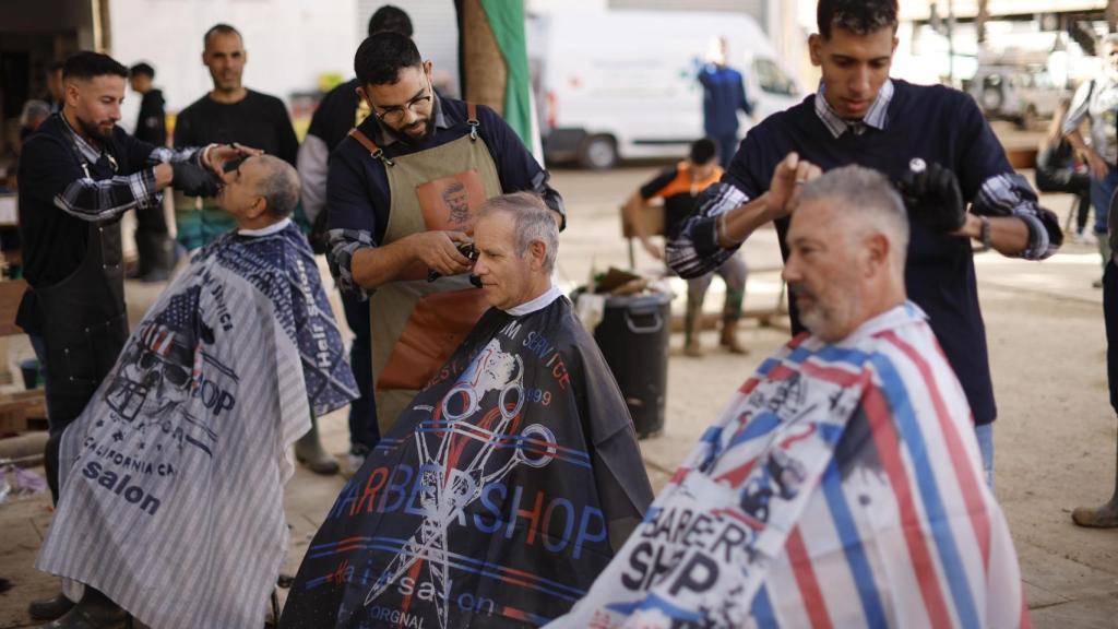 Peluqueros voluntarios de Murcia trabajan en la calle en Catarroja