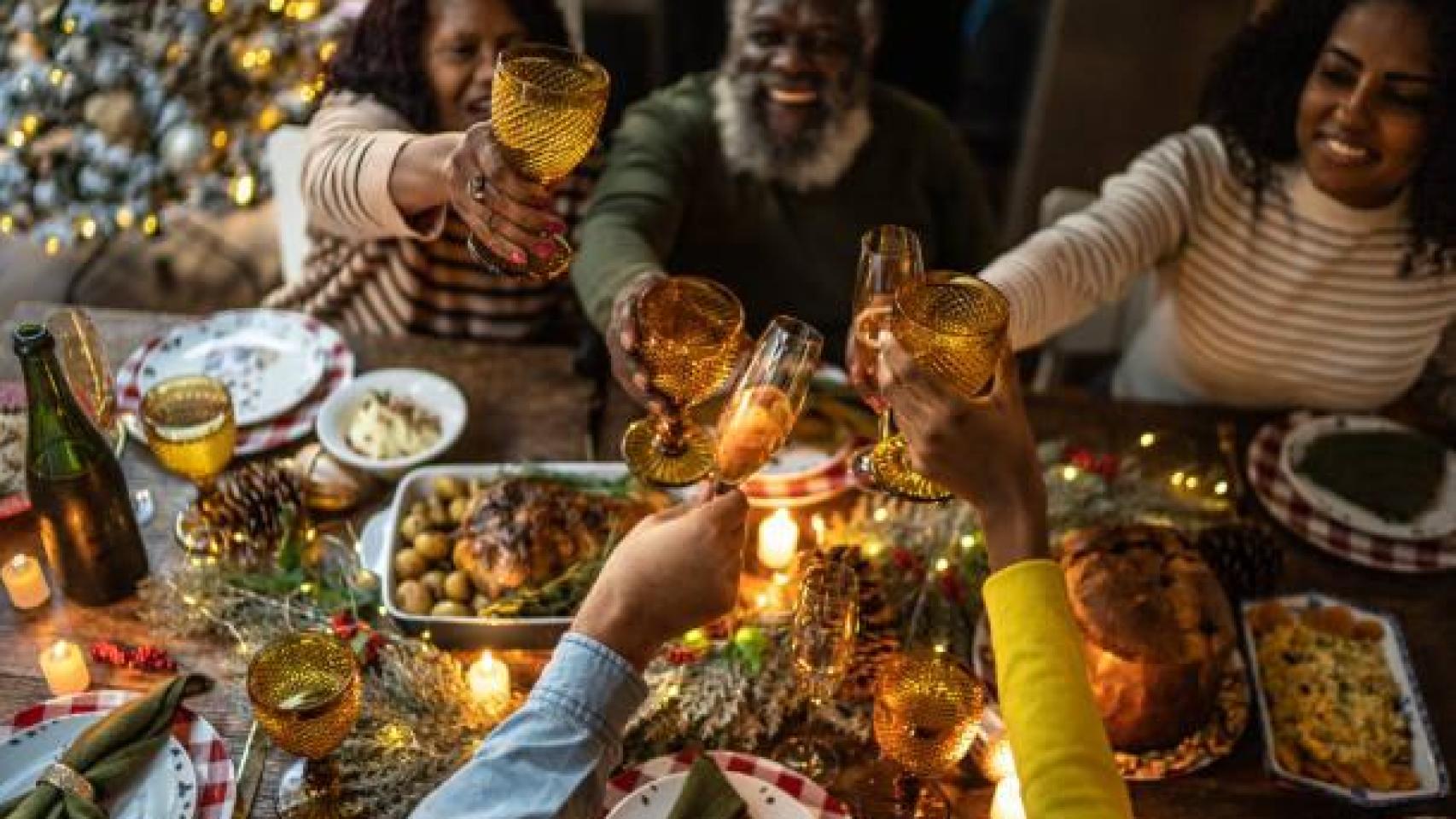 Familiares comen durante el día de Navidad.