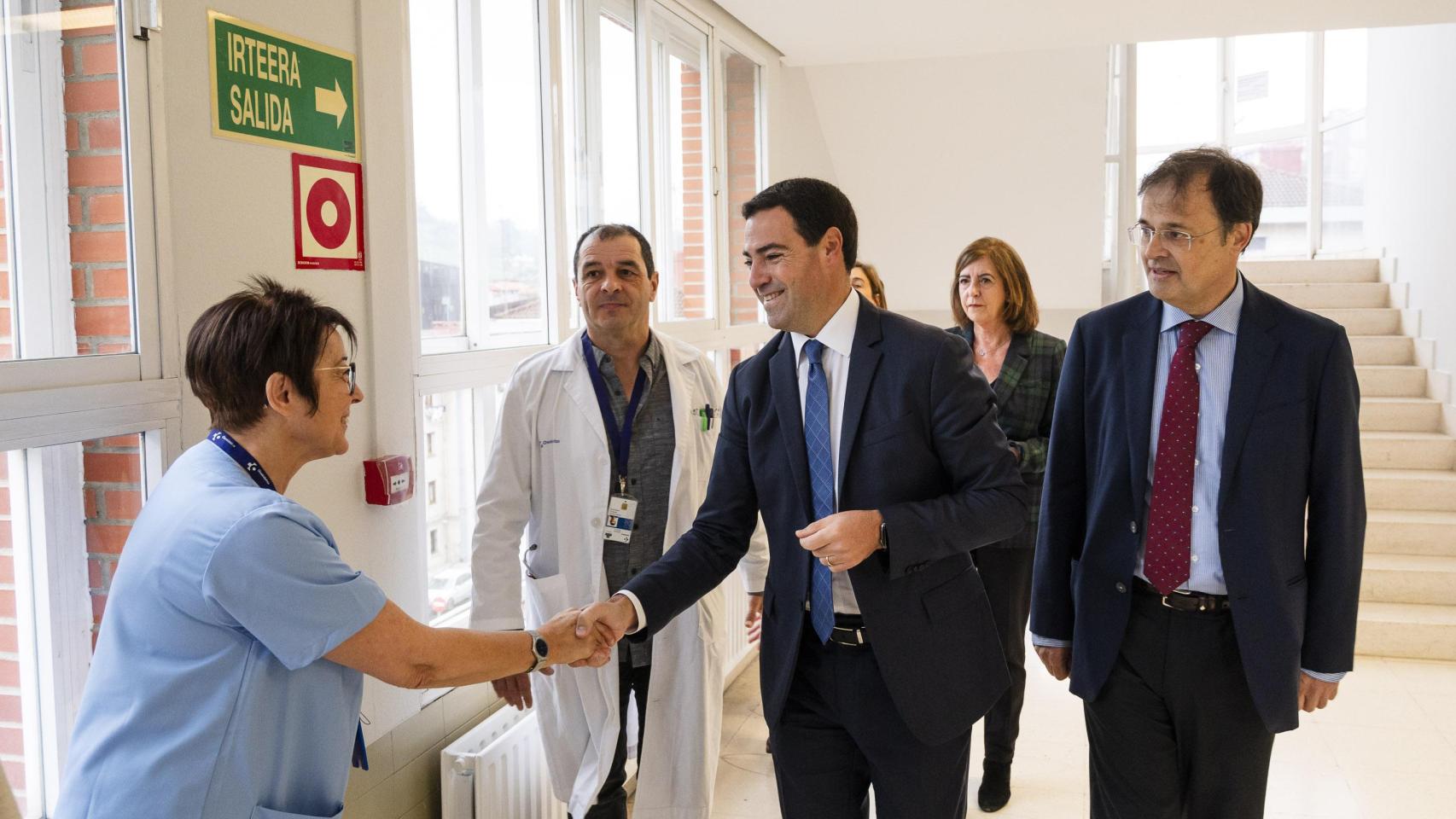 El lehendakari, Imanol Pradales, y el consejero de Salud, Alberto Martínez, visitan el centro de salud de Ortuella / IREKIA