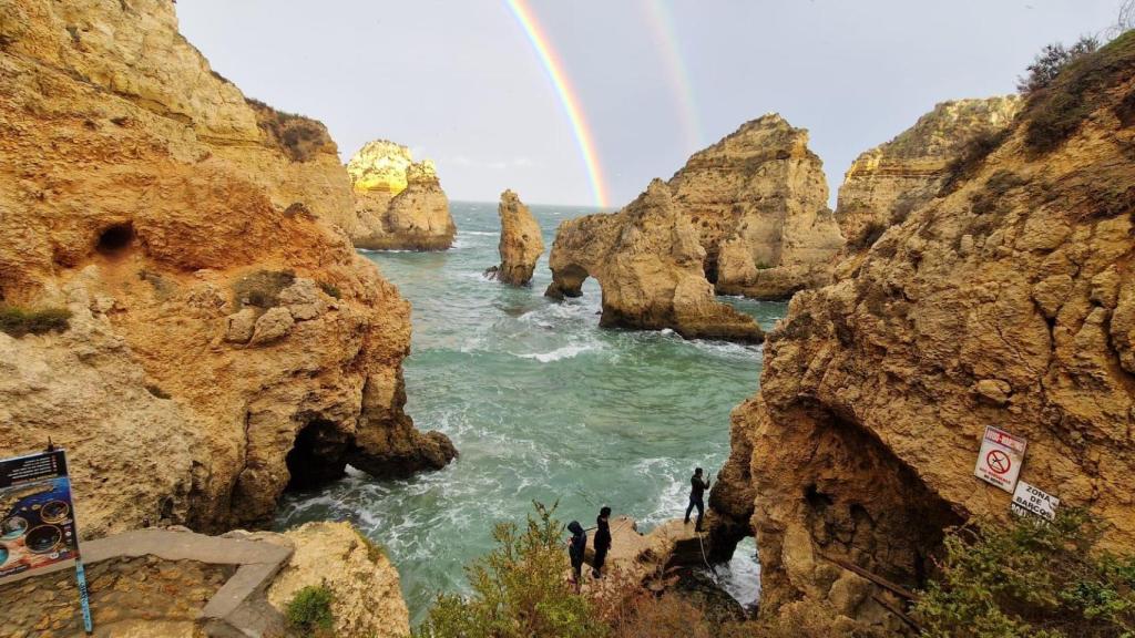 La fuerza del agua derrite y talla a su merced las rocas calizas creando inverosímiles arcos y columnas en tonos dorados que contrastan con el azul turquesa del mar / A. VIRI