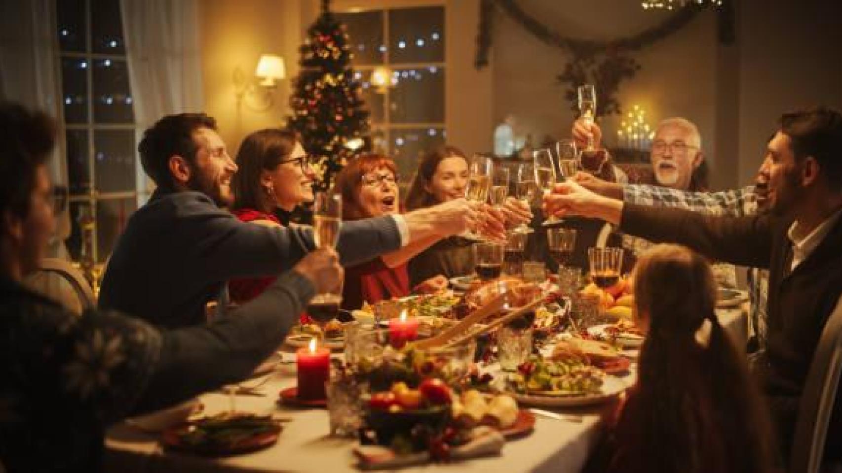 Una familia disfruta de una cena de Navidad.