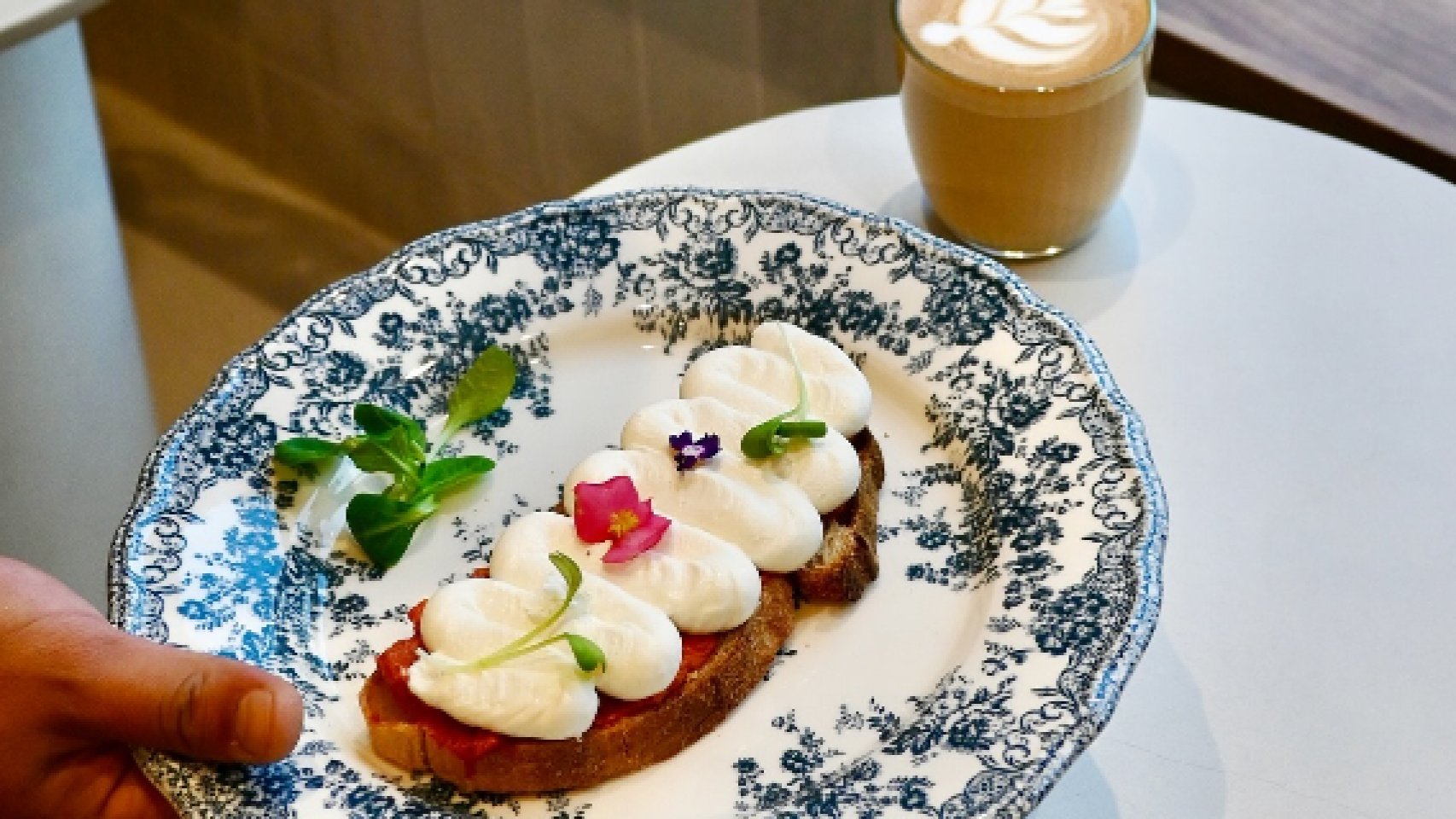 El mejor desayuno de tipo danés en una galería antigua de Bilbao.