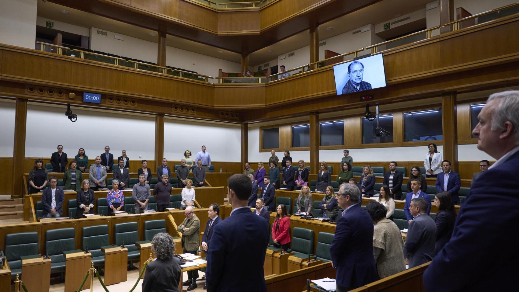 Los parlamentarios guardan un minuto de silencio en recuerdo del parlamentario Santiago Brouard.