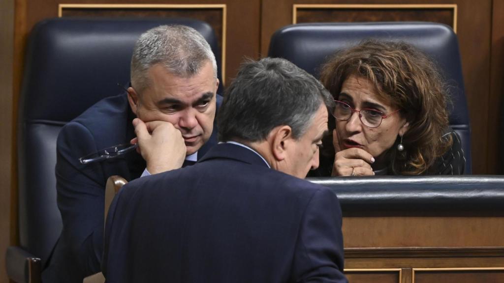 El portavoz del PNV en el Congreso de los Diputados junto a miembros del Gobierno central / FERNANDO VILLAR - EFE