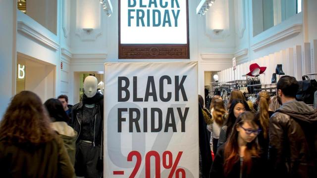 Personas comprando en Black Friday  / EFE