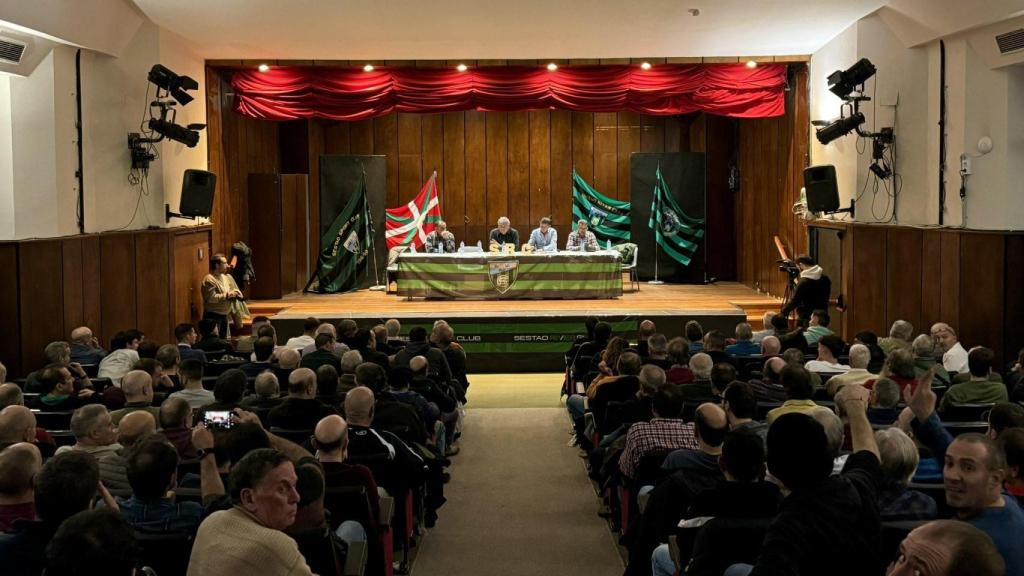 Asamblea informativa a los socios del Sestao River para dar a conocer el patrocinio de Sidenor-Mirai / X