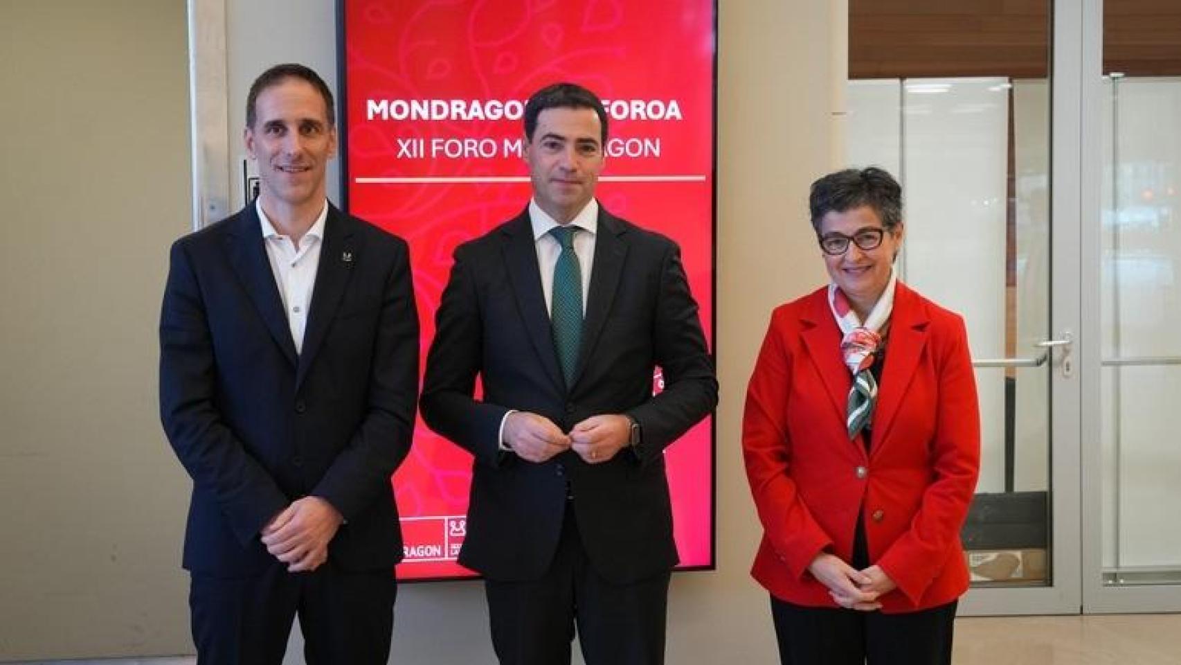 El presidente de Mondragon, Pello Rodríguez, el lehendakari, Imanol Pradales, y la ex ministra Arancha González Laya / IREKIA