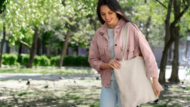 Mujer con un tote bag