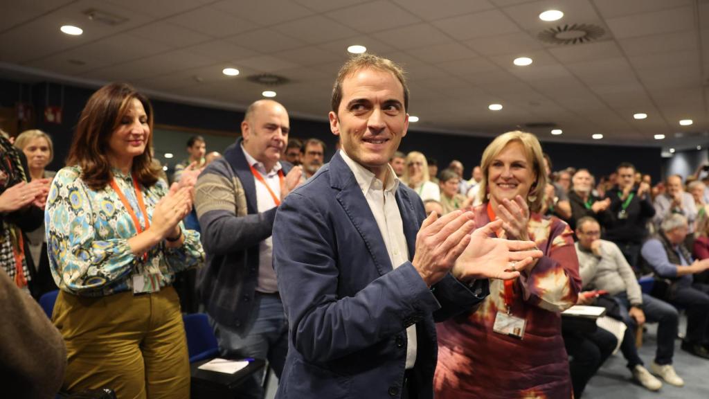 Iñigo Ansola aplaude tras ser elegido presidente territorial del PNV de Bizkaia / LUIS TEJIDO - EFE