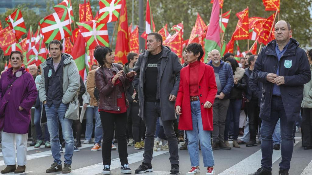 Miembros de Bildu a la cabeza de la manifestación en Bilbao / LUIS TEJIDO - EFE