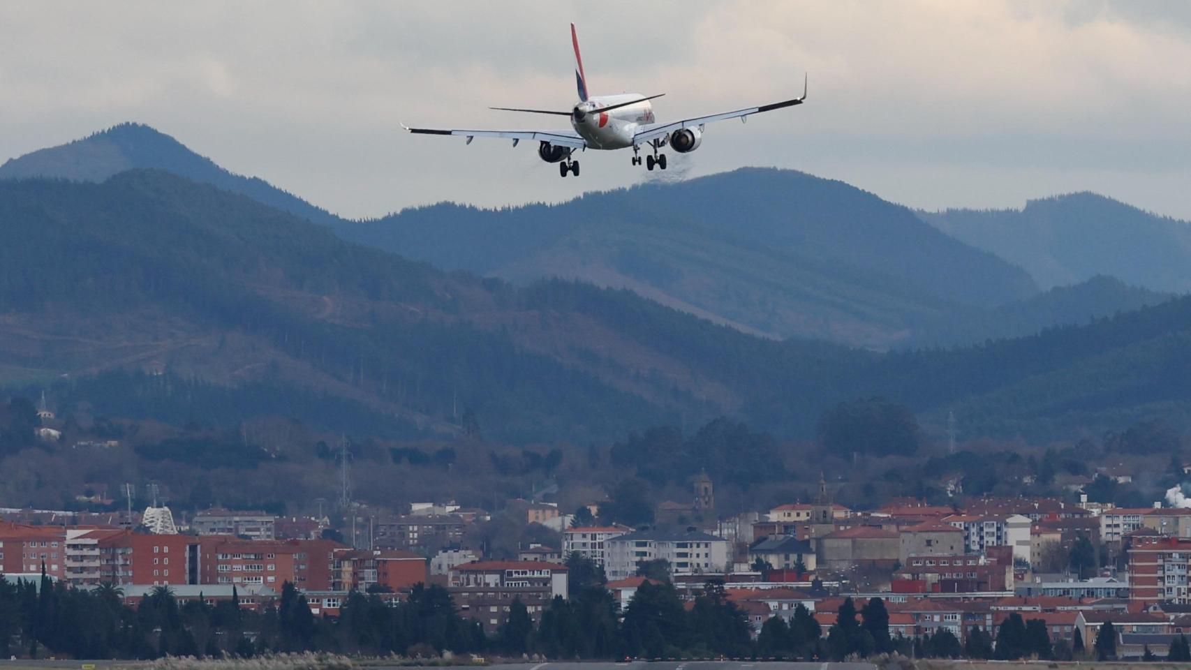 Un avión en el aeropuerto de Loiu / EFE