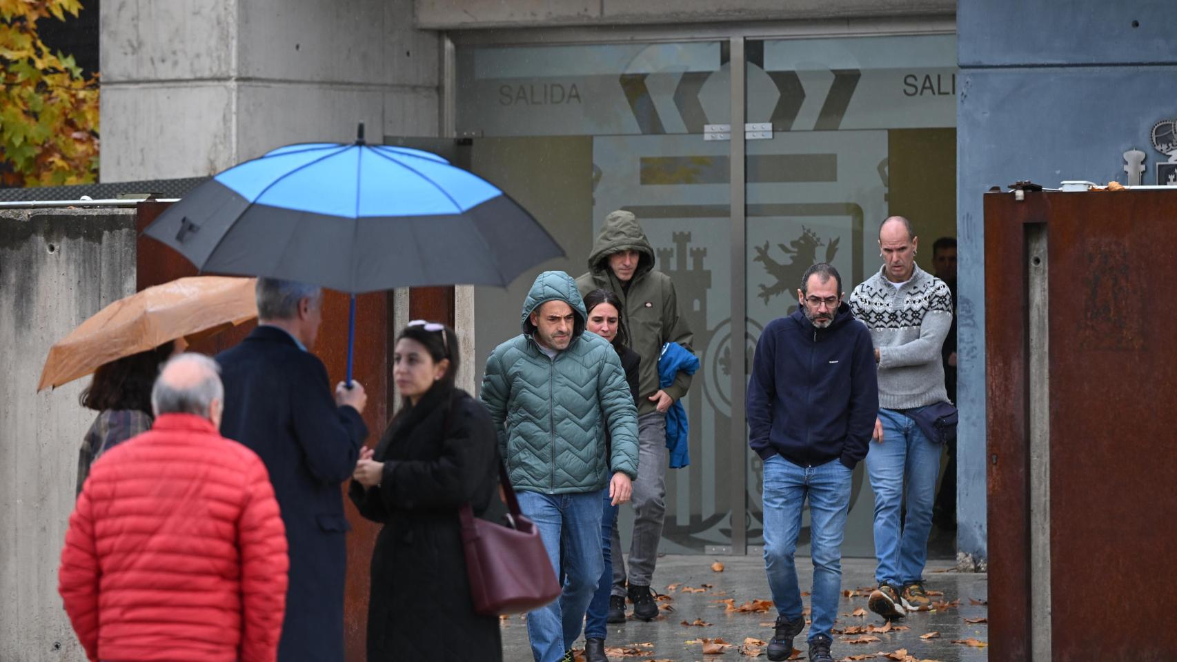 Los cuatro etarras se cruzan con su víctima ante las puertas de la Audiencia Nacional.