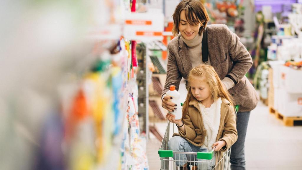 Madre e hija haciendo la compra / Freepik