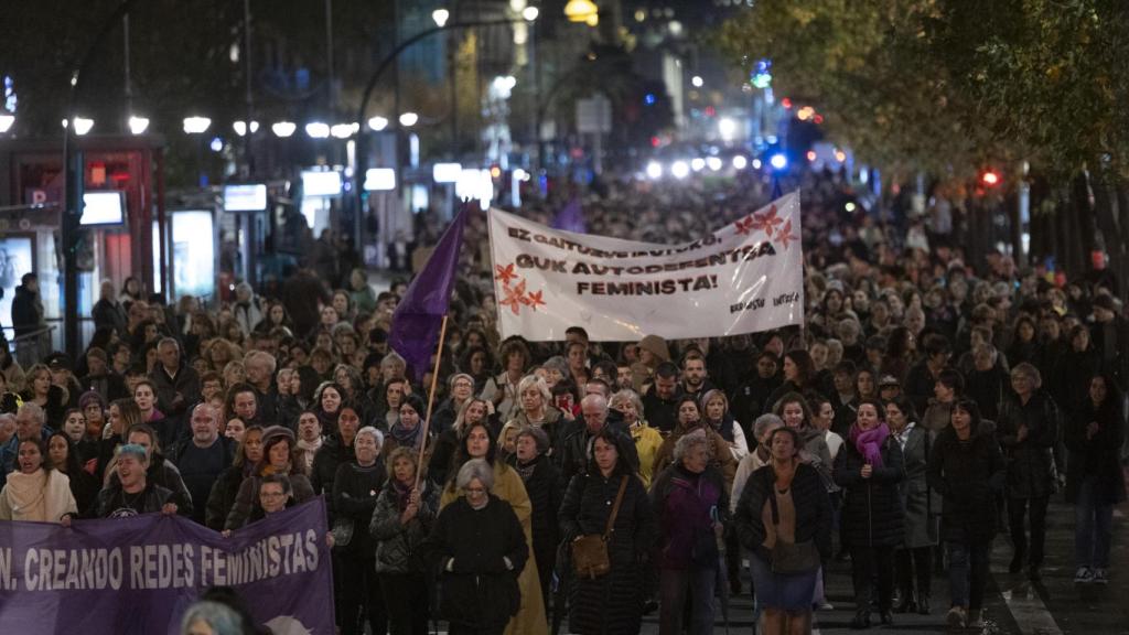 Una manifestación convocada por la Coordinadora Feminista ha recorrido este lunes San Sebastián