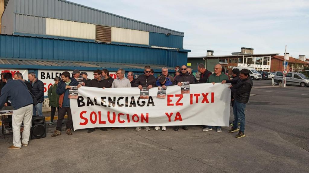 Varios trabajadores de Astilleros Balenciaga, durante el encuentro.