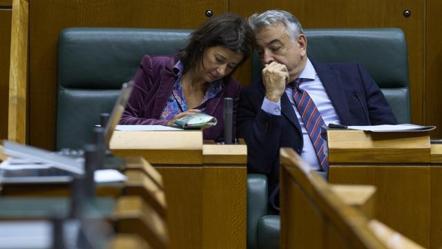 El presidente del PP vasco, Javier de Andrés, y la portavoz del partido, Laura Garrido / ADRIÁN RUIZ HIERRO - EFE