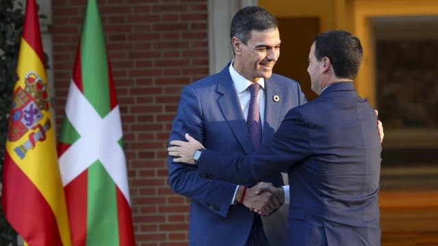 El presidente Pedro Sánchez recibe en Moncloa al lehendakari, Imanol Pradales / KIKO HUESCA - EFE