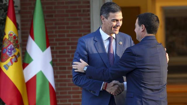 El presidente Pedro Sánchez recibe en Moncloa al lehendakari, Imanol Pradales / KIKO HUESCA - EFE