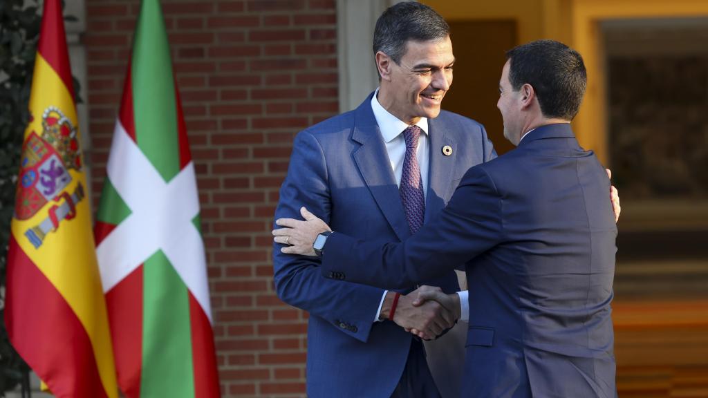 El presidente Pedro Sánchez recibe en Moncloa al lehendakari, Imanol Pradales / KIKO HUESCA - EFE