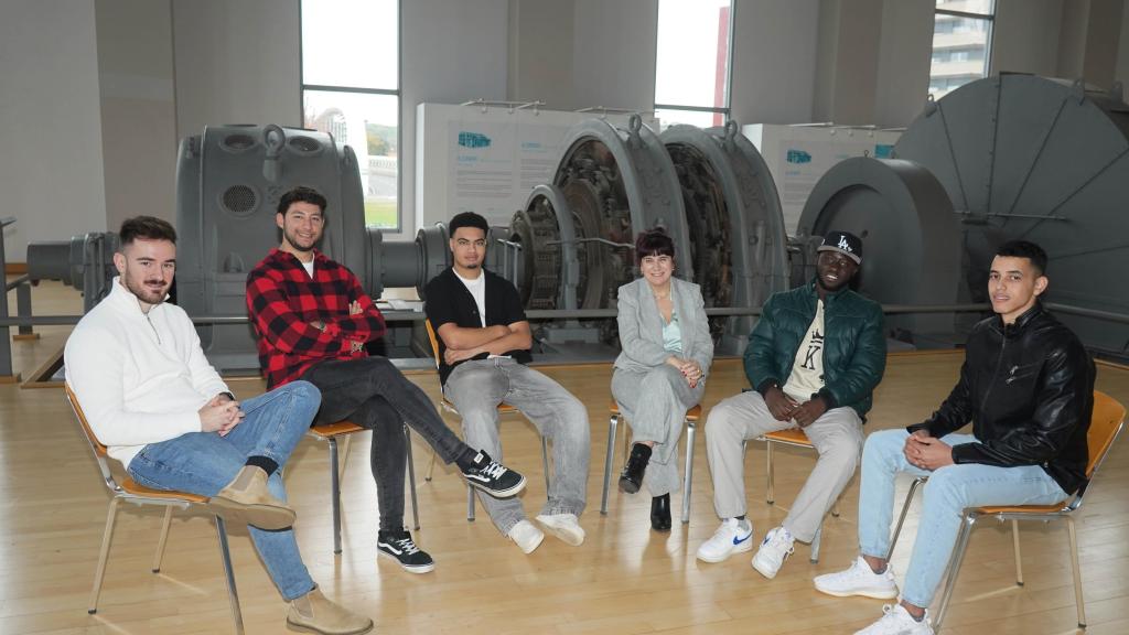 Susana González, directora de Empleo de la Diputación de Bizkaia, junto a cinco jóvenes participantes en los programas 3R Gaztea y Gazte on / Paulino Oribe