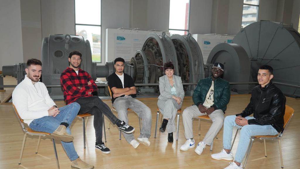 Susana González, directora de Empleo de la Diputación de Bizkaia, junto a cinco jóvenes participantes en los programas 3R Gaztea y Gazte on / Paulino Oribe