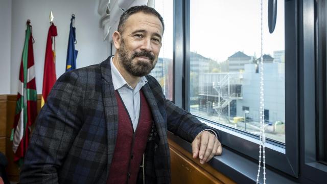 El consejero de Vivienda, Denis Itxaso, junto a la ventana de su despacho.